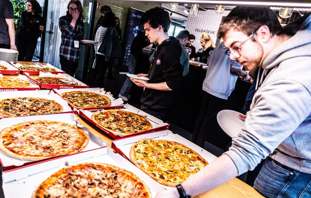Vom Wettkampf zum Networking bei Pizza und Drinks.